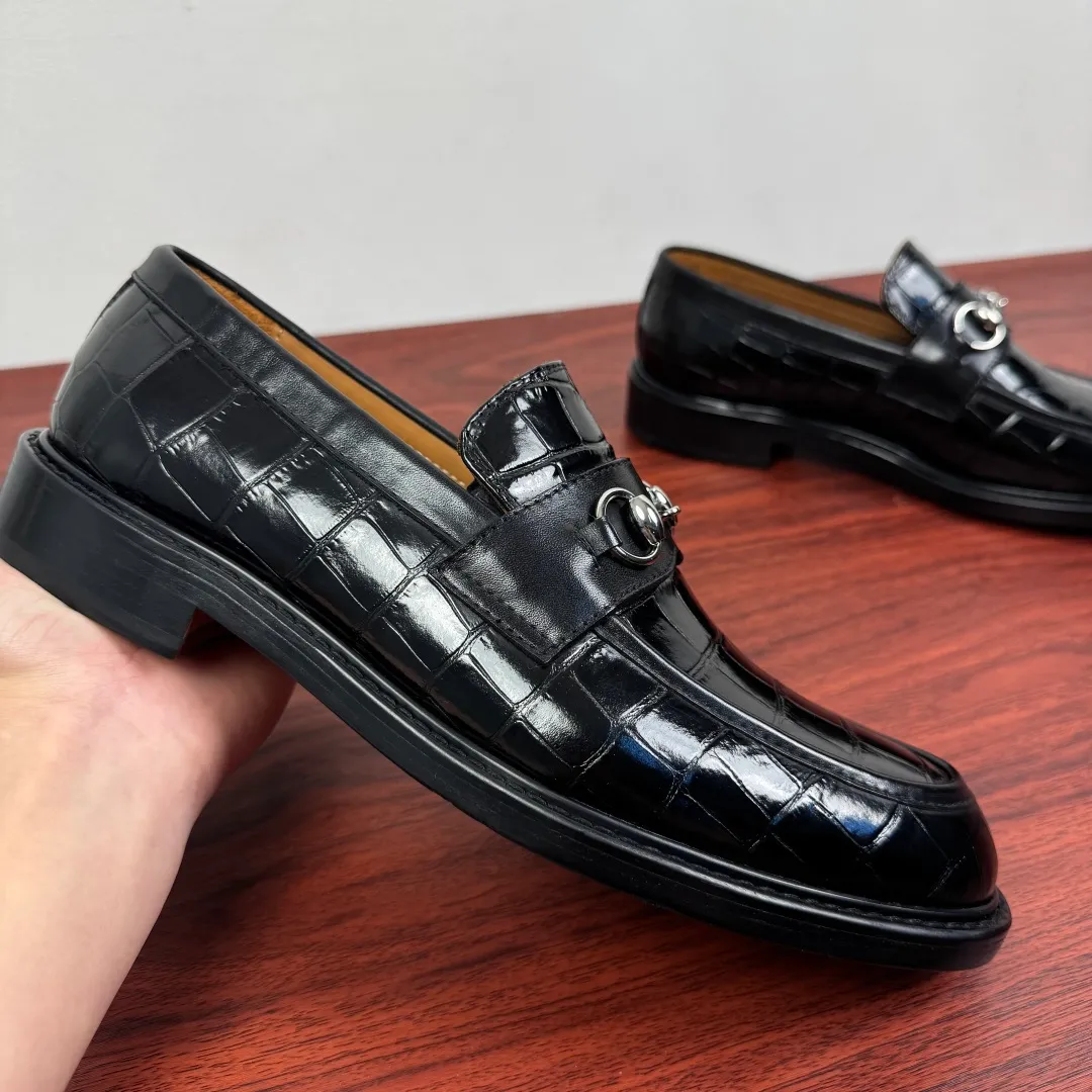 Batch 980 Gucci/Gucci new men's loafers with horsebit buckle! These classic loafers, embellished with a horsebit buckle, embody timeless elegance and pay homage to the brand's rich heritage. The carefully crafted leather sole and semi-circular toe inject new charm into the entire design. Iconic accessories and metal buckle finishes complement each other, classic loose fit, solid color leather highlights the simple and rustic temperament. Select high-quality leather. Pay attention to the details of the leather material. The texture is bright. The leather has excellent toughness. It is soft, comfortable and durable. The dyed calfskin lining has uniform and fine holes, soft and comfortable. The thickened leather outsole and the composite rubber bottom sheet at the heel are extremely comfortable, wear-resistant and non-slip. It is the first choice for light weight. It is versatile and luxurious, and comes with a full set of packaging! Size: 39-40-41-42-43-44 leather shoe size (38.45.46 can be customized) Item number: 812158 Black embossed